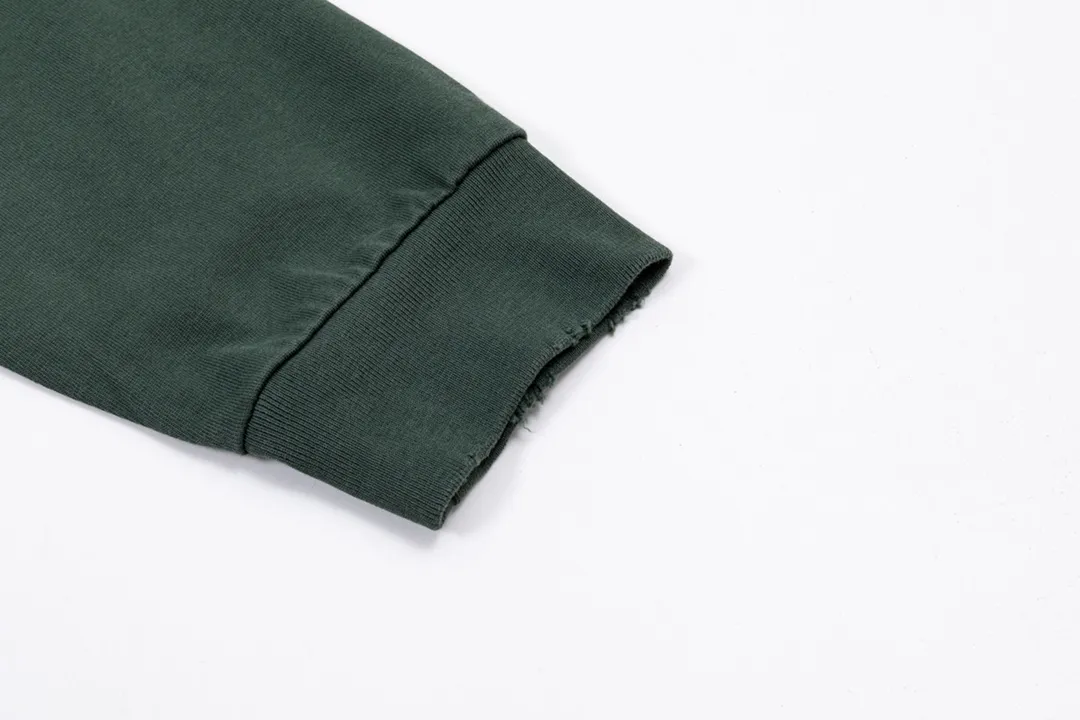 P220 CHROME HEARTS LoGo is fashionable and elegant, with dropped shoulders. The fabric is made of 26s double-yarn combed cotton compact spinning yarn with a weight of 280. It is matched with 1*1 Salona rib. The fabric is fermented and has a loose fit. Color: dark green (washed with holes) size: S～XXL